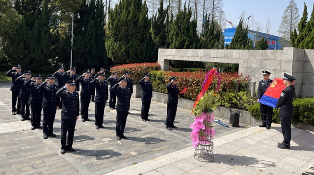 清明祭英烈 警心頌忠魂 | 南通邊檢聯合長航公安開展清明祭掃活動