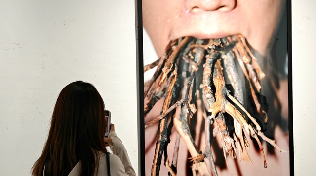 “誰是臥底”藝術身份實驗展在五三美術館熱展中